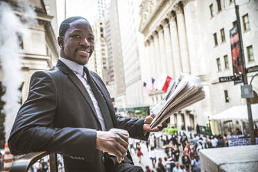 Geschäftsmann in vollem Anzug auf der Wall Street, New York - DMDF04840