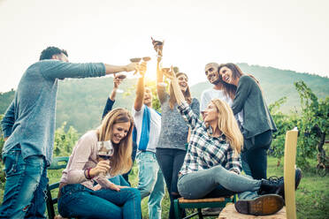 Gruppe von Freunden in einem Restaurant im Freien - Menschen beim Abendessen in einem Hausgarten - DMDF04843