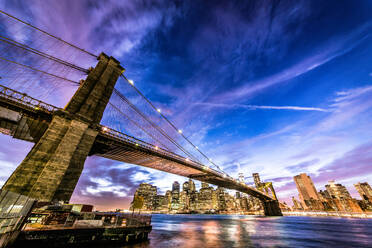 Blick auf die Brooklyn Bridge und die Skyline von Manhattan - DMDF04855