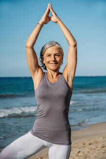 Ältere Frau macht Yoga am Strand - GDBF00079