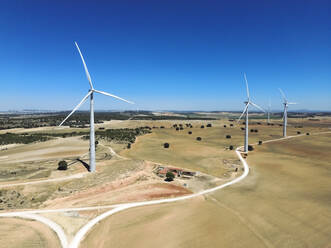 Spanien, Region Murcia, Luftaufnahme einer Landstraße, die an einem Windpark vorbeiführt - DMHF00149