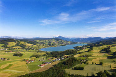 Österreich, Oberösterreich, Drohnenansicht der ländlichen Landschaft um den Irrsee im Sommer - WWF06374