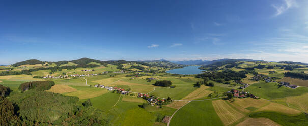 Österreich, Oberösterreich, Drohnenpanorama der ländlichen Landschaft um den Irrsee im Sommer - WWF06375