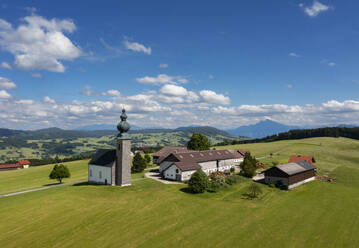 Österreich, Salzburger Land, Sommerholz, Drohnenansicht der Kirche St. Georg und der umliegenden Landschaft im Sommer - WWF06377