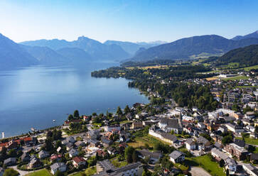 Österreich, Oberösterreich, Altmünster, Drohnenansicht der Stadt am Ufer des Traunsees - WWF06380