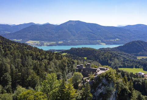 Österreich, Oberösterreich, Drohnenansicht der Burgruine Wartenfels im Sommer - WWF06382