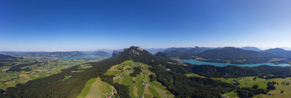 Österreich, Oberösterreich, Drohnenpanorama des Schober- und Drachenwandgebirges im Sommer - WWF06384