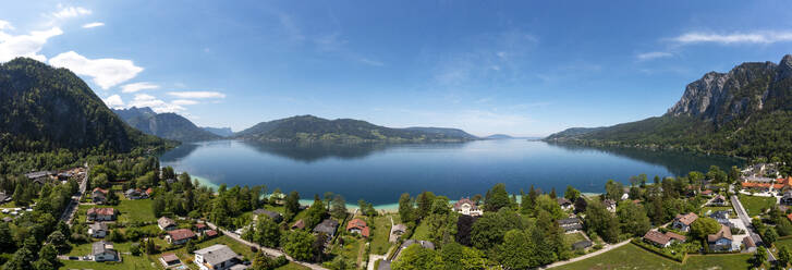 Österreich, Oberösterreich, Weissenbach am Attersee, Drohnenpanorama des Attersees und des umliegenden Dorfes im Sommer - WWF06385