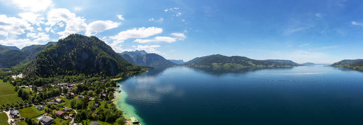 Österreich, Oberösterreich, Weissenbach am Attersee, Drohnenpanorama des Attersees und des umliegenden Dorfes im Sommer - WWF06386