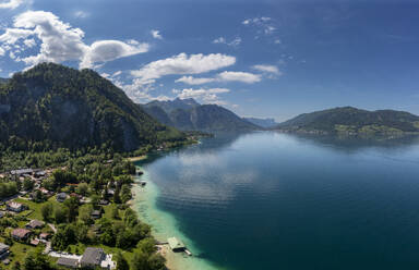 Österreich, Oberösterreich, Weissenbach am Attersee, Drohnenansicht des Attersees und des umliegenden Dorfes im Sommer - WWF06387