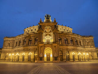 Die Semperoper, das Opernhaus der Sächsischen Staatsoper Dresden, Dresden, Sachsen, Deutschland, Europa - RHPLF27329