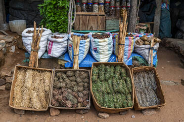 Local roots and leaves, traditional medicine market, Garoua, Northern Cameroon, Africa - RHPLF27434