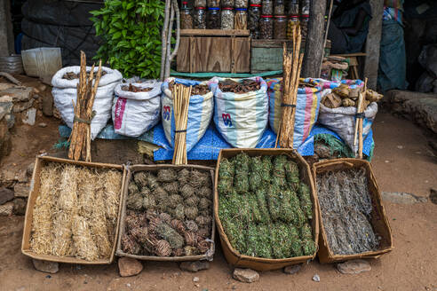 Local roots and leaves, traditional medicine market, Garoua, Northern Cameroon, Africa - RHPLF27434