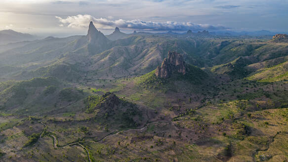 Luftaufnahme des Rhumsiki-Gipfels in der Mondlandschaft von Rhumsiki, Mandara-Gebirge, Provinz Far North, Kamerun, Afrika - RHPLF27448