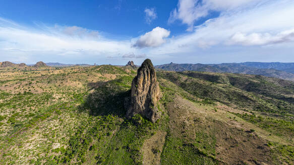 Luftaufnahme des Rhumsiki-Gipfels in der Mondlandschaft von Rhumsiki, Mandara-Gebirge, Provinz Far North, Kamerun, Afrika - RHPLF27455