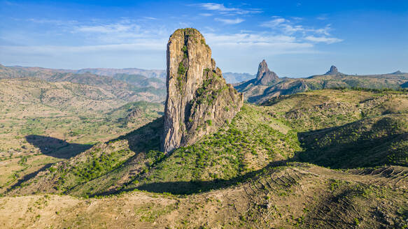 Luftaufnahme des Rhumsiki-Gipfels in der Mondlandschaft von Rhumsiki, Mandara-Gebirge, Provinz Far North, Kamerun, Afrika - RHPLF27456