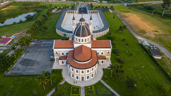 Luftaufnahme der Basilika der Unbefleckten Empfängnis, Mongomo, Rio Muni, Äquatorialguinea, Afrika - RHPLF27464