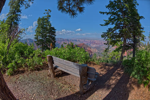 Eine Bank mit Blick auf den Grand Canyon North Rim vom Vista Encantada Picknickplatz, Grand Canyon National Park, UNESCO Weltkulturerbe, Arizona, Vereinigte Staaten von Amerika, Nordamerika - RHPLF27714