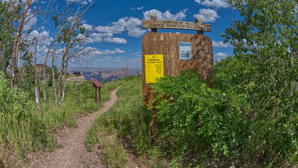 Schild, das den Nankoweap Trail für die Saddle Mountain Wilderness markiert, die an den Grand Canyon National Park grenzt, Arizona, Vereinigte Staaten von Amerika, Nordamerika - RHPLF27720