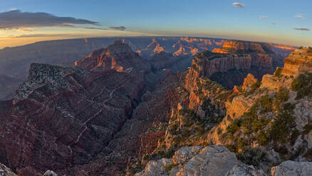 Blick auf Freyas Burg und den Vishnu-Tempel auf der linken Seite und Wotans Thron auf der rechten Seite bei Sonnenaufgang vom Cape Royal aus gesehen, North Rim, Grand Canyon National Park, UNESCO-Weltkulturerbe, Arizona, Vereinigte Staaten von Amerika, Nordamerika - RHPLF27726