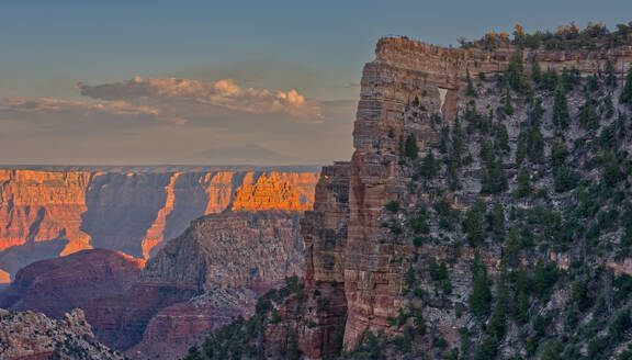 Nahaufnahme von Angel's Window am Cape Royal am North Rim oberhalb des Unker Creek bei Sonnenuntergang, mit braunem Dunst am Horizont, Rauch von einem Waldbrand in der Nähe des Parks, Grand Canyon National Park, UNESCO-Weltkulturerbe, Arizona, Vereinigte Staaten von Amerika, Nordamerika - RHPLF27730