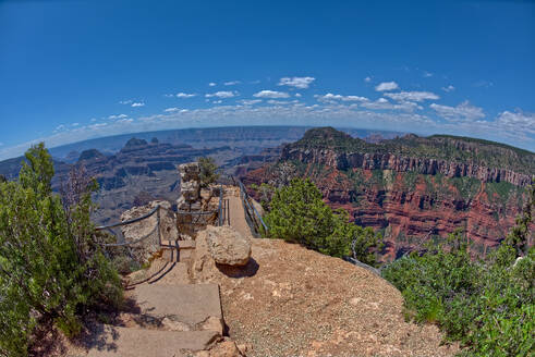 Ein Aussichtspunkt entlang des Transept Trail mit Oza Butte rechts der Mitte am Grand Canyon North Rim, Grand Canyon National Park, UNESCO-Weltkulturerbe, Arizona, Vereinigte Staaten von Amerika, Nordamerika - RHPLF27741