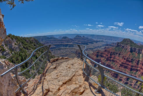 Ein Aussichtspunkt entlang des Transept Trail mit Oza Butte auf der rechten Seite am Grand Canyon North Rim, Grand Canyon National Park, UNESCO-Weltkulturerbe, Arizona, Vereinigte Staaten von Amerika, Nordamerika - RHPLF27742