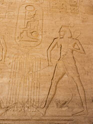 Fries vor dem Großen Tempel von Abu Simbel mit den vier ikonischen, 20 Meter hohen, sitzenden Kolossalstatuen von Ramses II (Ramses der Große), UNESCO-Weltkulturerbe, Abu Simbel, Ägypten, Nordafrika, Afrika - RHPLF28050