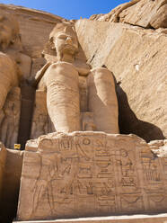 Der Große Tempel von Abu Simbel mit seinen vier ikonischen, 20 Meter hohen, sitzenden Kolossalstatuen von Ramses II (Ramses der Große), UNESCO-Weltkulturerbe, Abu Simbel, Ägypten, Nordafrika, Afrika - RHPLF28060