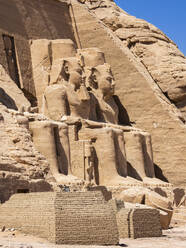 Der Große Tempel von Abu Simbel mit seinen vier ikonischen, 20 Meter hohen, sitzenden Kolossalstatuen von Ramses II (Ramses der Große), UNESCO-Weltkulturerbe, Abu Simbel, Ägypten, Nordafrika, Afrika - RHPLF28063