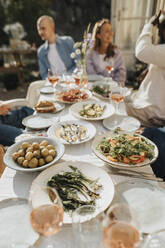 Essen mit Wein auf dem Tisch während einer Dinnerparty in einem Cafe - MASF39178