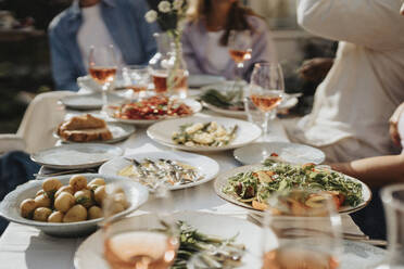 Essen und Salat mit Getränken auf dem Tisch während einer Dinnerparty in einem Cafe - MASF39179