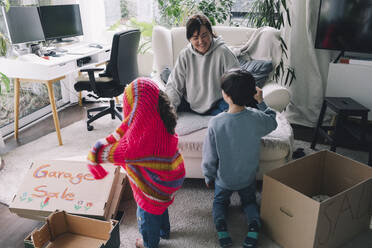 Verspielte Mutter hat Spaß mit Sohn und Tochter zu Hause - MASF39384