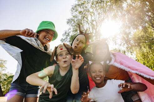 Porträt von glücklichen Kindern, die beim gemeinsamen Spielen im Ferienlager Gesten machen und Grimassen schneiden - MASF39408