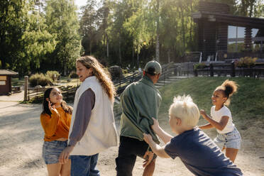 Glückliche Kinder haben Spaß beim Spielen mit den Betreuern im Ferienlager - MASF39446