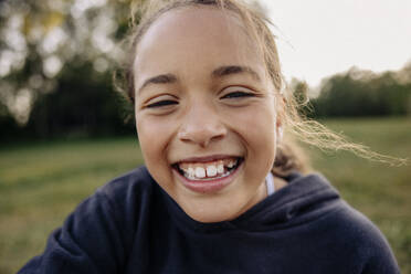 Porträt eines lachenden Mädchens auf dem Spielplatz - MASF39542