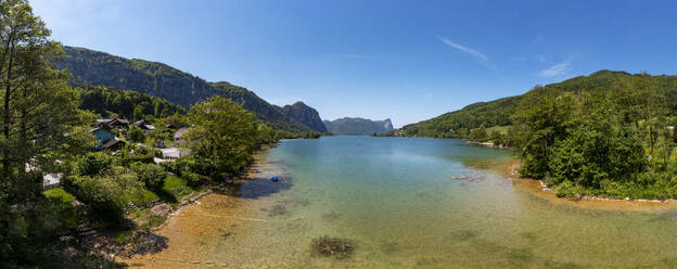 Österreich, Oberösterreich, See am Mondsee, Drohnenpanorama des Mondsees im Sommer - WWF06389