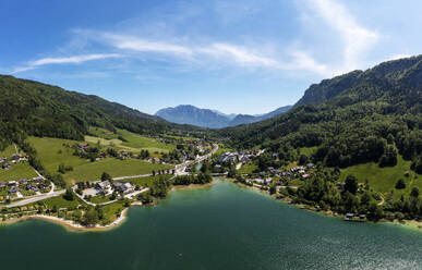 Österreich, Oberösterreich, See am Mondsee, Drohnenansicht des Mondsees im Sommer - WWF06391