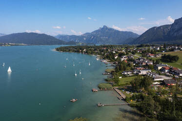 Österreich, Oberösterreich, Schwarzindien, Drohnenansicht eines Dorfes am Ufer des Mondsees im Sommer - WWF06392