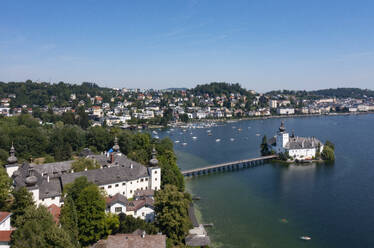 Österreich, Oberösterreich, Gmunden, Drohnenansicht von Toscanapark und Schloss Ort im Sommer - WWF06398