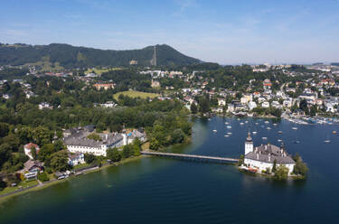 Österreich, Oberösterreich, Gmunden, Drohnenansicht von Toscanapark und Schloss Ort im Sommer - WWF06399