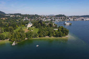 Österreich, Oberösterreich, Gmunden, Drohnenansicht des Toscanaparks im Sommer - WWF06400