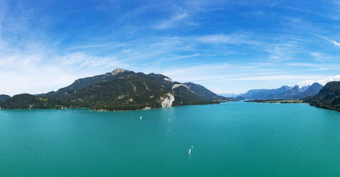 Österreich, Oberösterreich, Sankt Gilgen, Drohnenpanorama des Wolfgangsees und des Schafbergs im Sommer - WWF06404