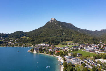 Österreich, Salzburger Land, Fuschl am See, Drohnenansicht der Stadt am Ufer des Fuschlsees im Sommer - WWF06417