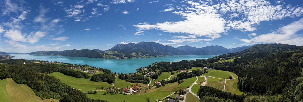 Österreich, Oberösterreich, Stockwinkl, Drohnenpanorama des Attersees und der umliegenden Landschaft im Sommer - WWF06419