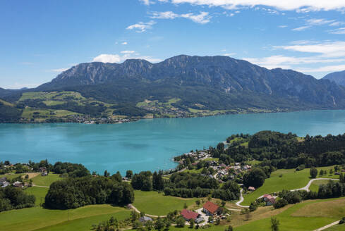 Österreich, Oberösterreich, Stockwinkl, Drohnenansicht des Attersees und der umliegenden Landschaft im Sommer - WWF06420