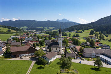 Österreich, Oberösterreich, Oberwang, Drohnenansicht eines kleinen Dorfes mit Kirche im Zentrum - WWF06422