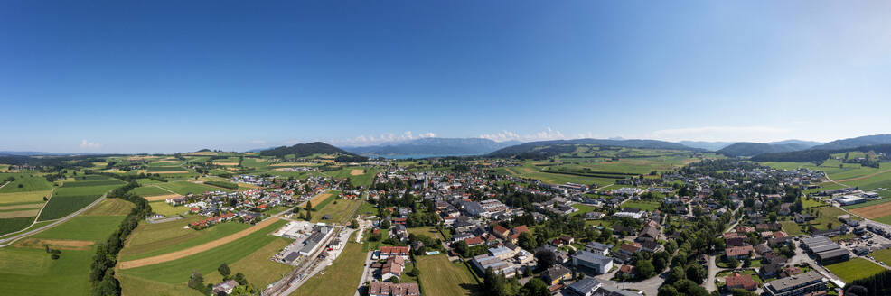 Österreich, Oberösterreich, Sankt Georgen im Attergau, Drohnenpanorama einer ländlichen Stadt im Sommer - WWF06423