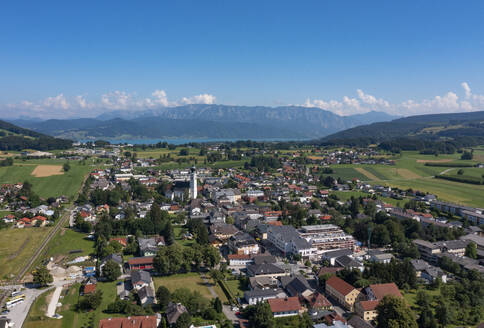 Österreich, Oberösterreich, Sankt Georgen im Attergau, Drohnenansicht einer ländlichen Stadt im Sommer - WWF06424