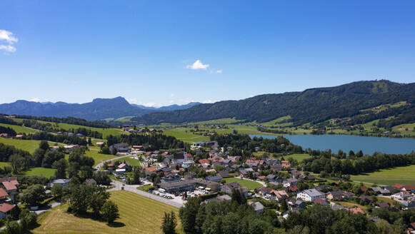 Österreich, Oberösterreich, Zell am Moos, Drohnenpanorama eines Dorfes am Ufer des Irrsees im Sommer - WWF06425